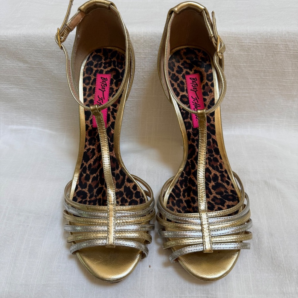 Betsey Johnson Stiletto Sandals 6M Gold Metallic T-Strap wedding formal gala - Picture 2 of 15